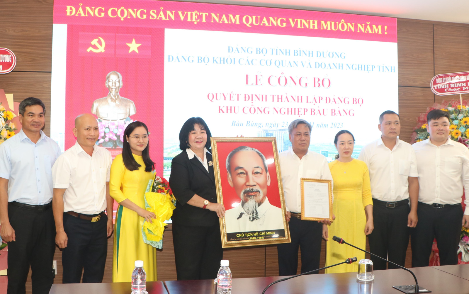 Đồng chí Nguyễn Thị Xuân Mai trao quyết định thành lập và tặng ảnh Bác cho Đảng bộ cơ sở KCN Bàu Bàng.